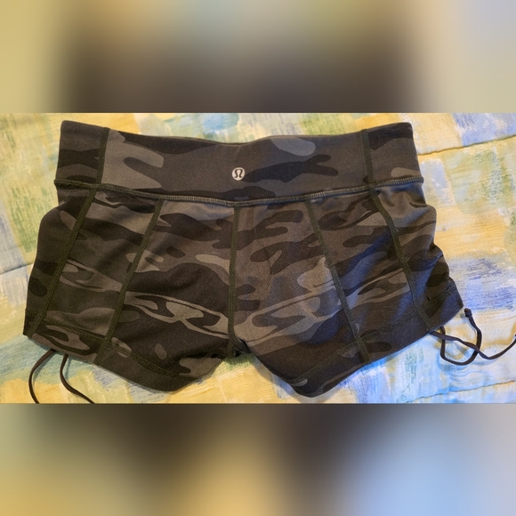 RARE Lululemon Hot Hot Short Size 6 - Picture 14 of 15